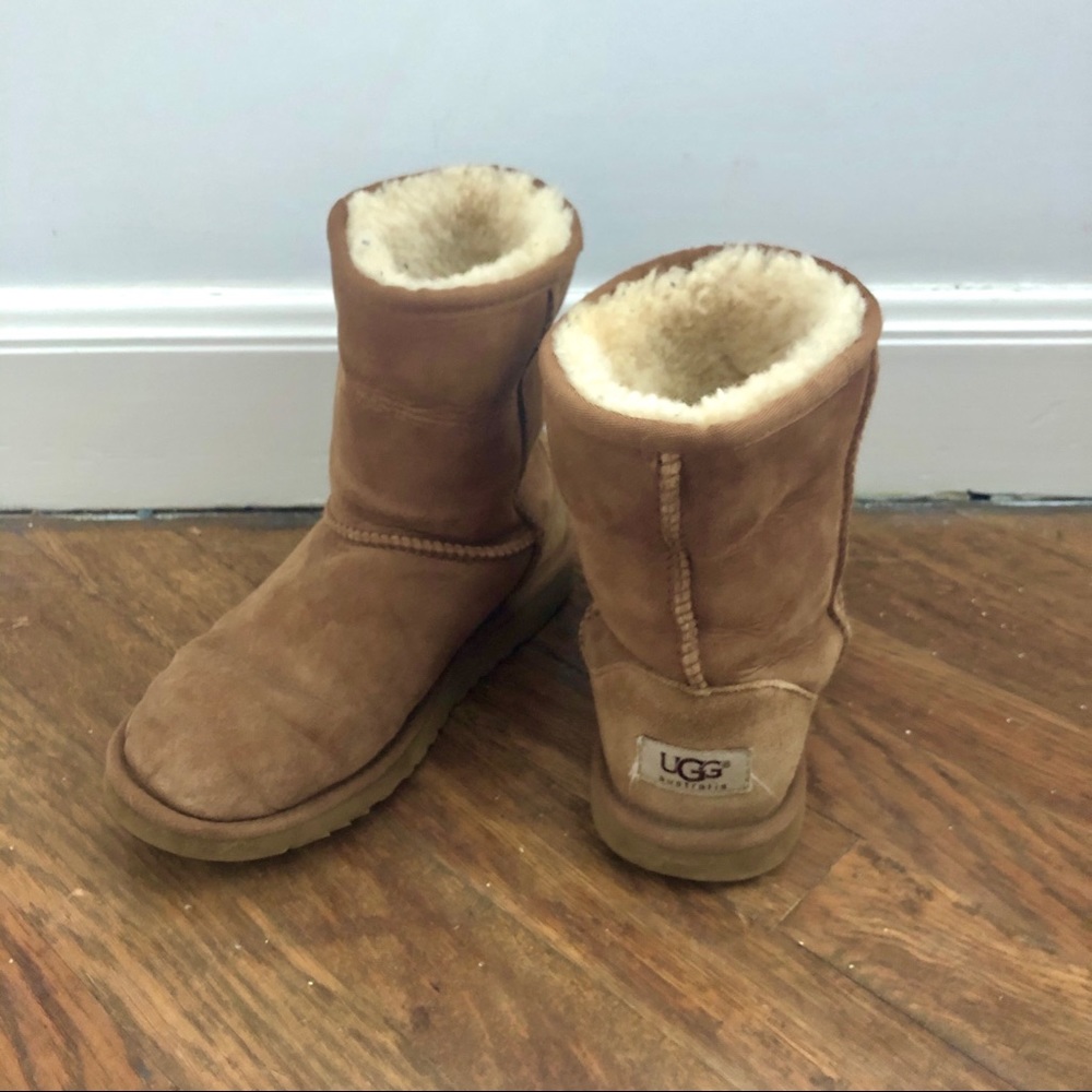 UGG classic short boot size 4 girls/6 or 6.5 women